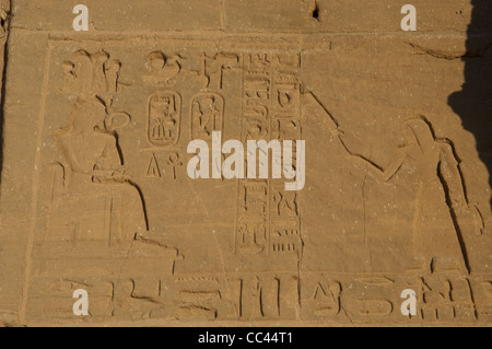 Ägyptische Kunst. Große Tempel von Ramses II. Reliefs von Ramses II. und die königlichen Patronen. Abu Simbel. Ägypten. Stockfoto