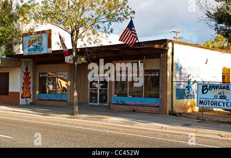 Bernies Motorräder auf der historischen Route 66 in Grants New Mexico Stockfoto