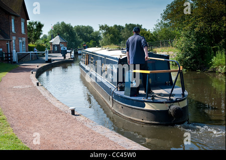 Schmale Boot auf der Staffordshire und Worcester Kanal bei The Bratch Wombourne Staffordshire England UK Stockfoto