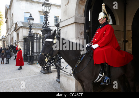 Der Haushalt Kavallerie Life Guards auf Wache in Whitehall London England UK Vereinigtes Königreich Stockfoto