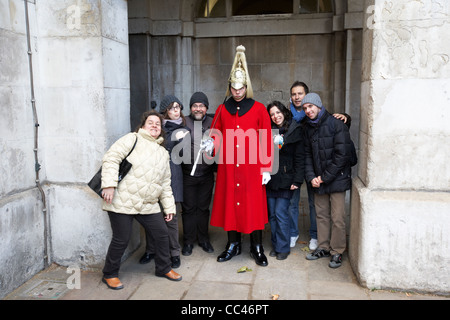 Touristen, die das Fotografieren mit der Haushalt Kavallerie Life Guards auf Wache in Whitehall London England UK Vereinigtes Königreich Stockfoto