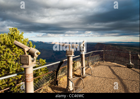 Ein Aussichtspunkt mit Teleskopen am South Rim des Grand Canyon, Arizona. Stockfoto