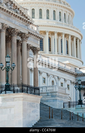 Ein detaillierter Blick auf das äußere der US Capitol Building und Senat Kammer Schritte in Washington DC Stockfoto