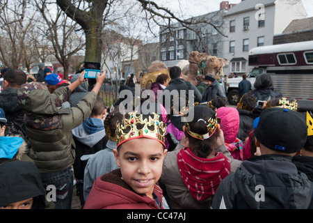 Paraders März in der jährlichen drei Könige Day Parade im Stadtteil Bushwick, Brooklyn in New York Stockfoto