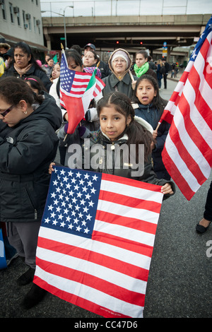 Paraders März in der jährlichen drei Könige Day Parade im Stadtteil Bushwick, Brooklyn in New York Stockfoto