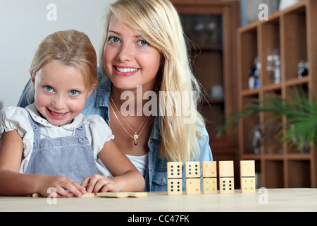 Mutter und Tochter Domino spielen Stockfoto