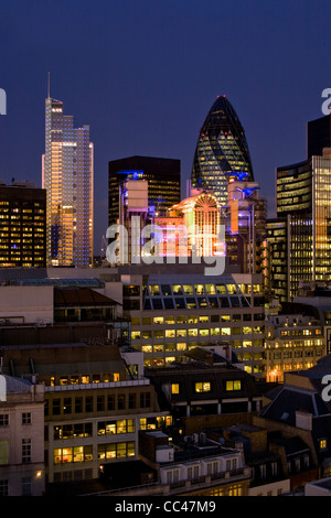 Ein Blick auf London City-Gebäude in der Dämmerung. Stockfoto
