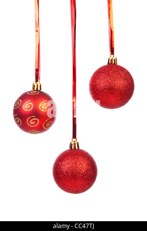 Drei hängen Weihnachtskugeln auf rotes Band auf weißem Hintergrund Stockfoto