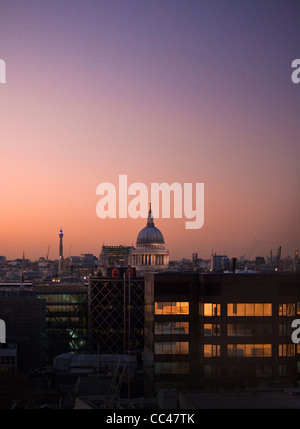 Ein Blick auf St. Pauls Cathedral in der Abenddämmerung von The Monument. Stockfoto