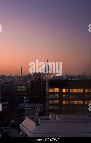 Ein Blick auf St. Pauls Cathedral in der Abenddämmerung von The Monument. Stockfoto