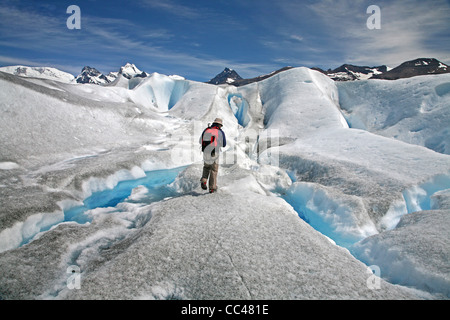 Touristen, die zu Fuß auf dem Perito Moreno-Gletscher im Los Glaciares Nationalpark, Patagonien, Argentinien Stockfoto