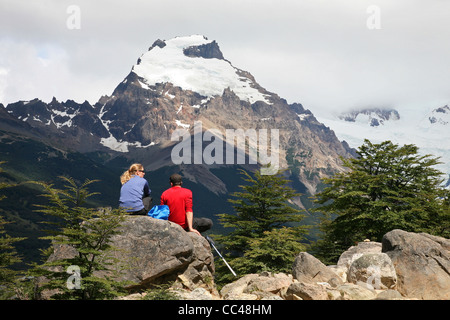 Wanderer, Blick auf die Berggipfel in den Anden in der Nähe von El Chalten, Argentinien Stockfoto
