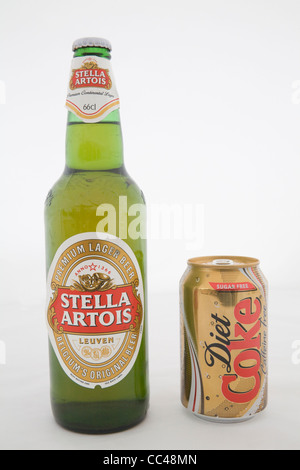 Grüne Flasche Stella Artois Alkohol ungeöffnete Dose Diät Cola Softdrink hautnah Stockfoto