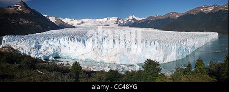 Touristen auf der Suche über den Perito-Moreno-Gletscher im Los Glaciares Nationalpark, Patagonien, Argentinien Stockfoto