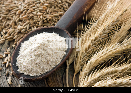 Mehl-Schrot auf alten Holzlöffel und Roggen Ohren Stockfoto