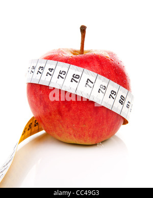 gesunde Ernährung; roter Apfel mit Maßband auf weißem Hintergrund Stockfoto