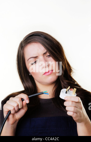 junge Frau nicht sicher, wie man in einem Stecker Draht Stockfoto