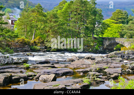 Falls of Dochart befinden sich an der River Dochart bei Killin in Stirling (formal in Perthshire), Loch Tay, Schottland Stockfoto