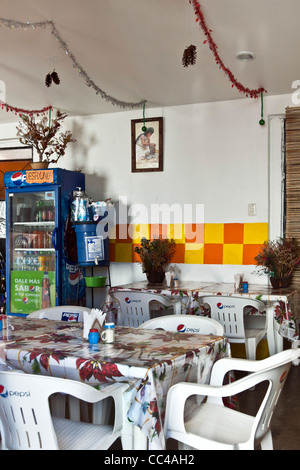 bunte bunten Licht gefüllten Innenraum des bescheidenen Café Restaurant dekoriert für Weihnachten Oaxaca Mexico Stockfoto