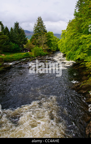 Falls of Dochart befinden sich an der River Dochart bei Killin in Stirling (formal in Perthshire), Loch Tay, Schottland Stockfoto