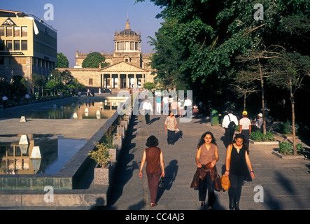 Mexikaner, Mexikaner, Plaza tapatia, Instituto Cultural Cabanas im Hintergrund, Guadalajara, Jalisco, Mexiko Stockfoto