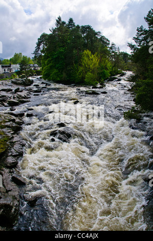 Falls of Dochart befinden sich an der River Dochart bei Killin in Stirling (formal in Perthshire), Loch Tay, Schottland Stockfoto