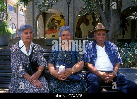 3, 3, Mexikaner, Mexikanisch, älteren Frauen, älteren Mann, Augenkontakt, Vorderansicht, Plaza Tapatia, Guadalajara, Jalisco, Mexiko Stockfoto