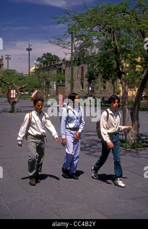 3, 3, Mexikaner, Mexikanisch, jungen mexikanischen Jungen, Jugendliche, Teenager, Jugendliche, Studenten, Wandern, Fußgängerzone, Guadalajara, Jalisco, Mexiko Stockfoto