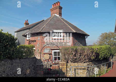 Round House, einer abgelegenen ehemaligen Windmühle im Rohr Passage, gehörte die Schriftstellerin Virginia Woolf, Lewes, East Sussex, UK. Stockfoto