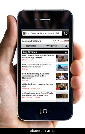 Lesen Sie die Online-Ausgabe der Los Angeles Times auf ein Apple iPhone 4 smartphone Stockfoto