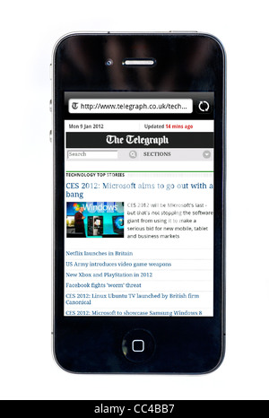 Lesen der Daily Telegraph Online-Zeitung auf einem Apple iPhone 4 Stockfoto