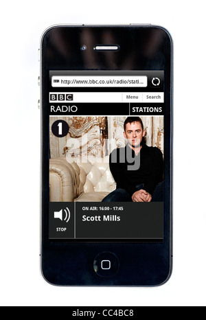 BBC Radio 1 Scott Mills-streaming auf ein Apple iPhone 4 Smartphone anhören Stockfoto