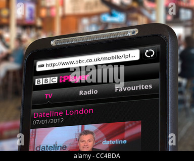 Beobachten der Nachrichtensender auf BBC iPlayer auf einem HTC-Smartphone über öffentliche Wi-Fi Stockfoto