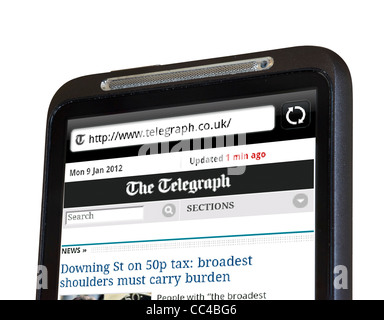 Lesen der Daily Telegraph Online-Zeitung auf einem HTC-smartphone Stockfoto