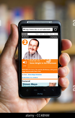 Anhören von BBC Radio 2 Steve Wright am Nachmittag auf einem HTC-Smartphone streamen Stockfoto