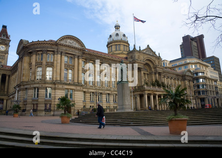 Birmingham West Midlands Königin Victorias Statue vor Sozialwohnung in Victoria Square Stockfoto