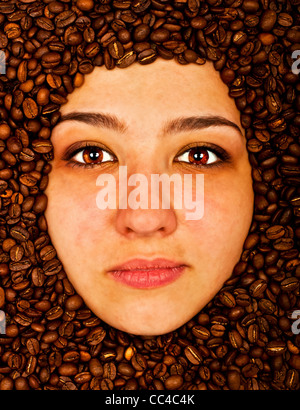 Kaffeebohnen um Gesicht schöne junge Frau Stockfoto