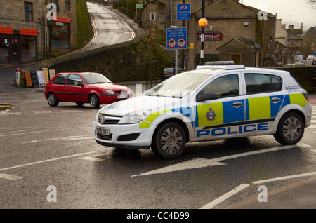 Polizei-Auto auf der Straße in Holmfirth. Stockfoto