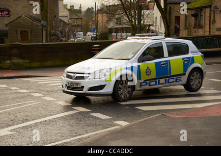 Polizei-Auto auf der Straße in Holmfirth. Stockfoto