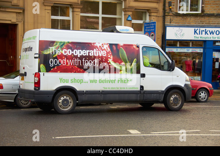 Co-op-Lieferwagen auf der Straße. Stockfoto