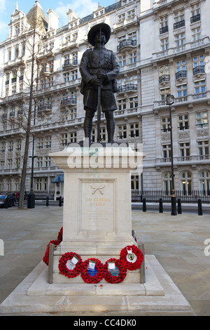 die britische Armee Gurkha Soldaten Gedenkstätte auf Pferd bewacht Avenue Whitehall London England UK Großbritannien Stockfoto