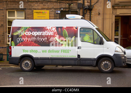 Co-op-Lieferwagen auf der Straße. Stockfoto