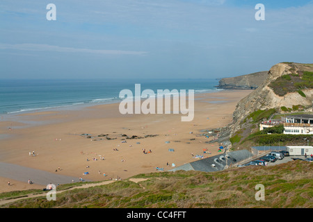 Watergate Bucht, an der kornischen Nordküste in der Nähe von Newquay, mit dem Dach des 15 Restaurants im Vordergrund. Stockfoto