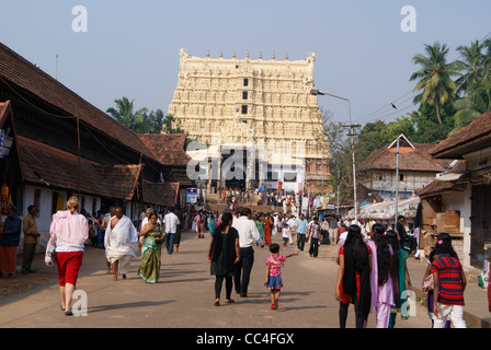 Ausländische Touristen und einheimischen Gläubigen Besuch Sree Padmanabhaswamy Tempel in Kerala,India.This ist der Welt Richest Tempel. Stockfoto