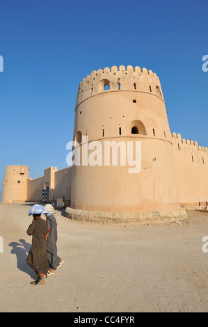 Zwei Omanis Kinder herumlaufen die schöne Festung am Ras Al Hadd; Sharqiya Region, Oman. Stockfoto