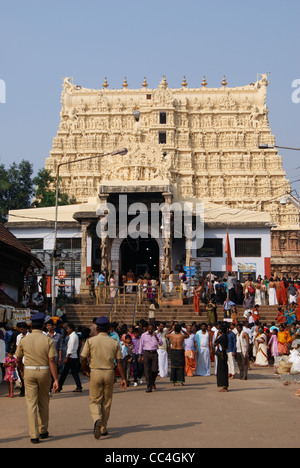 Polizei Patroullie vor Padmanabhaswamy Tempel, die reichsten in der Welt Stockfoto