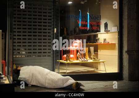 Ein Obdachloser schläft in einem Schuhgeschäft in Madrid, Spanien-portal Stockfoto