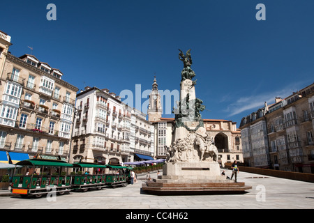 Plaza de la Virgen Blanca, Patron Saint, Vitoria - Unabhängigkeitsdenkmal Spanien 21/6/188 + Kirche San Miguel, Vitoria-Gasteiz, Spanien Stockfoto