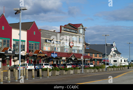 Einkaufsmöglichkeiten entlang der Uferpromenade in Ketchikan, Alaska Stockfoto