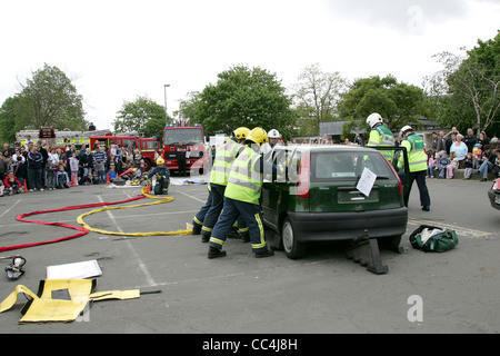 Feuer-Services befreien Passagiere aus zerstörten Fahrzeug - öffentliche Demonstration Stockfoto